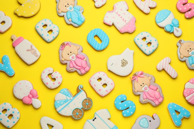 Foto conjunto de galletas de baby shower sobre fondo amarillo plano