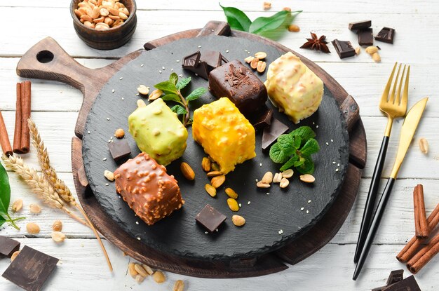 Conjunto de galletas de colores. barra de caramelo Vista superior. Estilo rústico.