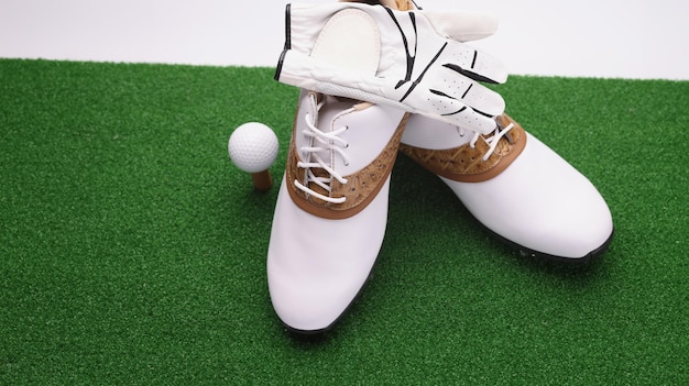 Conjunto de golf botas de cuero blancas elegantes con inserciones de golf marrones bola y guantes
