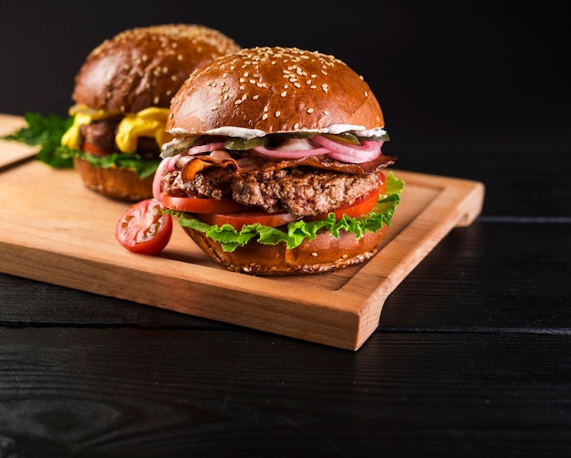 Conjunto de hamburguesas clásicas en una tabla de madera