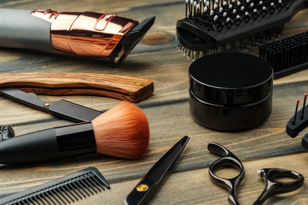 Conjunto de herramientas de barbero profesional en mesa de madera