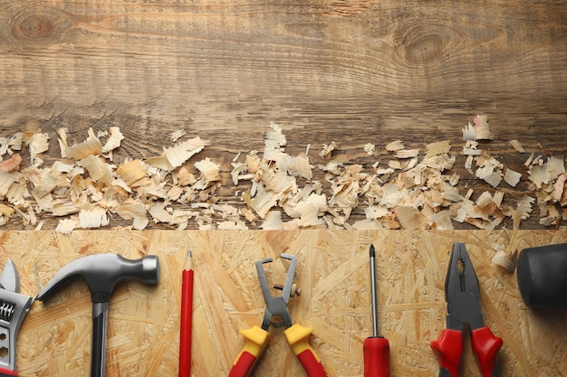 Foto conjunto de herramientas de carpintero y aserrín sobre mesa de madera