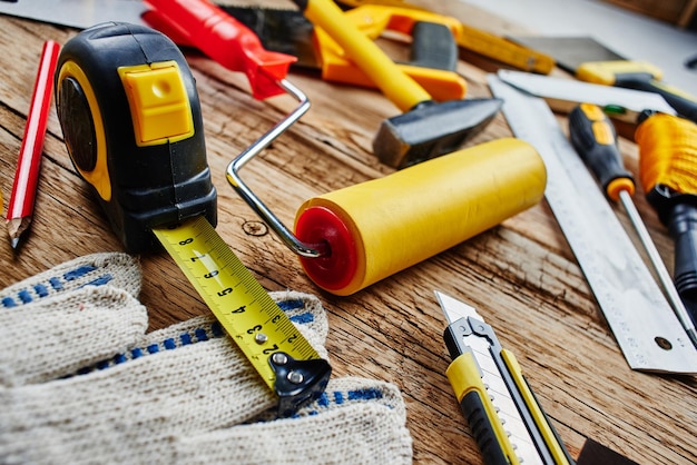 Conjunto de herramientas de construcción sobre un fondo de madera