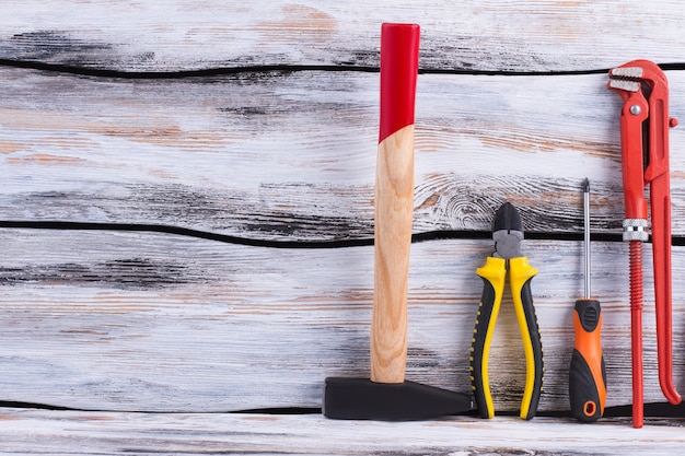 Conjunto de herramientas de construcción sobre fondo de madera