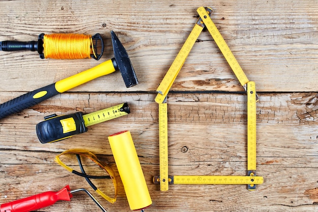 Conjunto de herramientas de construcción en una vista superior de fondo de madera