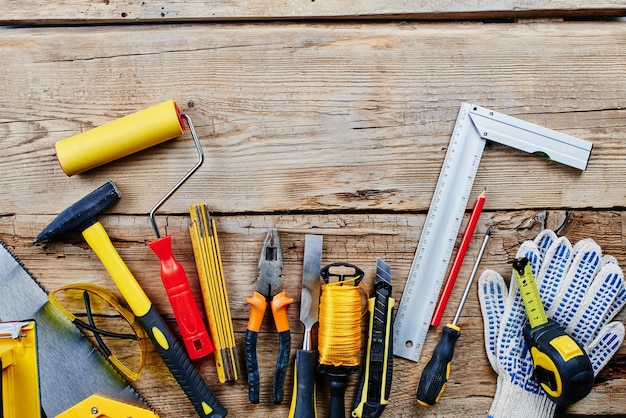 Conjunto de herramientas de construcción en una vista superior de fondo de madera