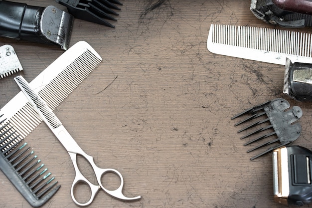 Foto conjunto de herramientas de corte para cortar el cabello en el salón de barba de la barbería.