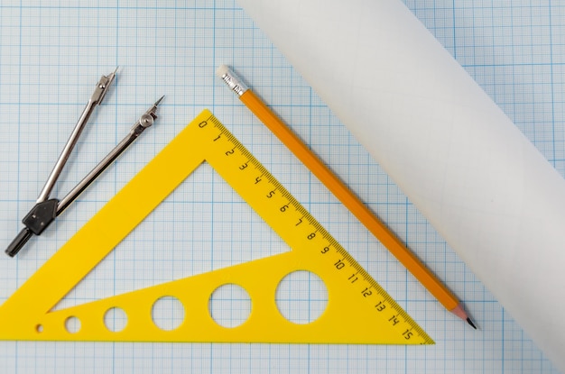 Conjunto de herramientas para dibujar en papel cuadriculado Regla compás lápiz en hoja de papel para dibujar