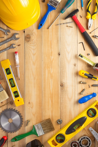 Conjunto de herramientas e instrumentos en el fondo de la superficie de madera