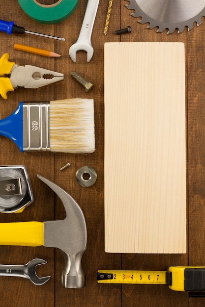 Conjunto de herramientas e instrumentos sobre madera.