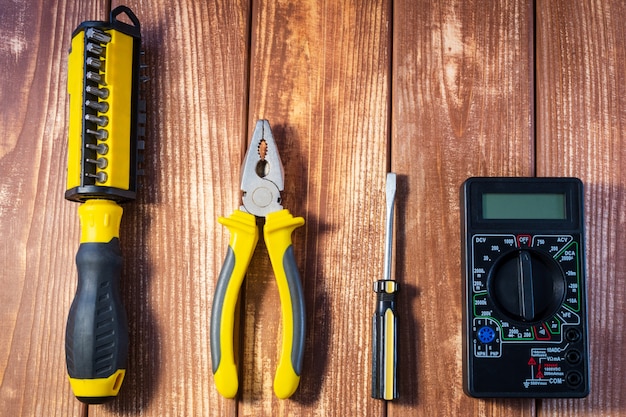 Conjunto de herramientas para el electricista en una mesa de madera