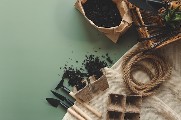 Un conjunto de herramientas para la huerta de la huerta en un fondo verde