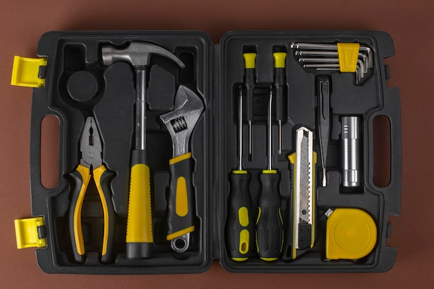 Un conjunto de herramientas manuales en un estuche de plástico.