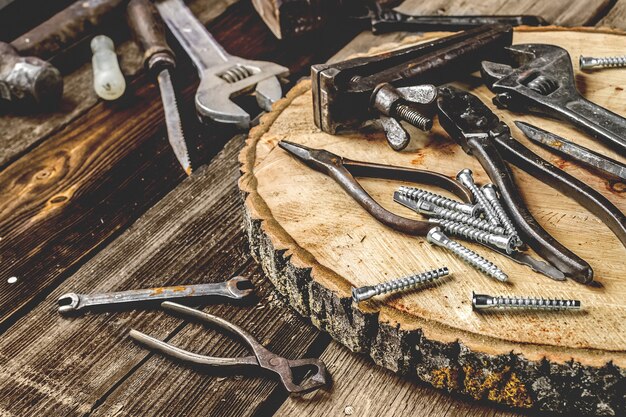 Un conjunto de herramientas de metal en el taller sobre un antiguo concepto de fondo de madera rústica del día del padre