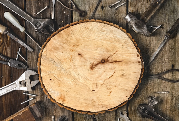 Foto un conjunto de herramientas de metal en el taller sobre un viejo concepto de fondo de madera rústica