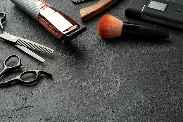 Conjunto de herramientas para peluquería y barbería sobre fondo gris