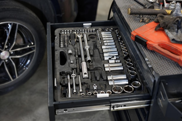 Foto un conjunto de herramientas para reparar coches en un taller de neumáticos