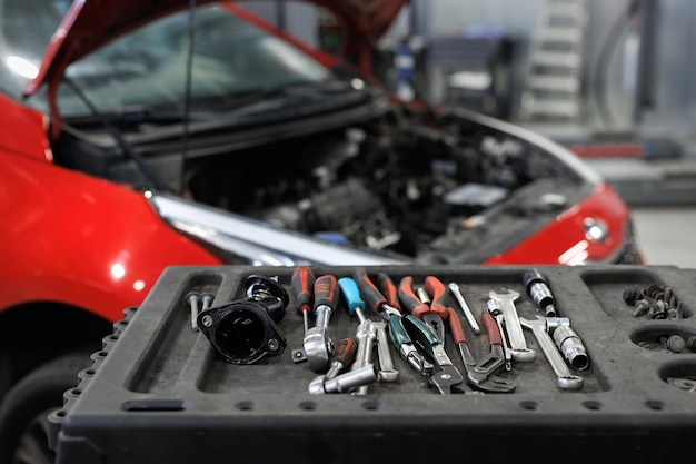 Foto un conjunto de herramientas para reparar coches en un taller de neumáticos