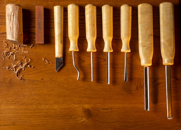 Un conjunto de herramientas para tallar madera fabricadas en la