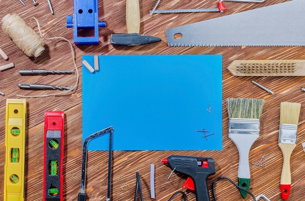 Foto un conjunto de herramientas de trabajo para hacer las tareas domésticas.