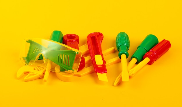 Conjunto de herramientas de trabajo de juguete para niños en amarillo.