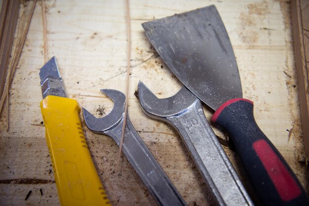 conjunto de herramientas de trabajo manual sobre fondo de madera el concepto de herramientas y trabajos de reparación
