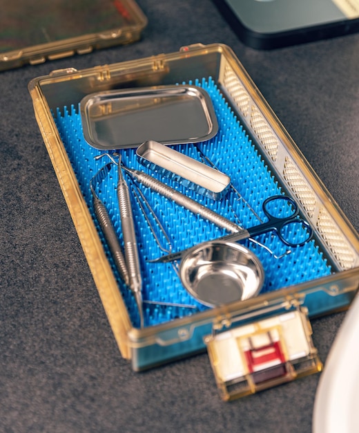Conjunto de herramientas para tratamiento dental.