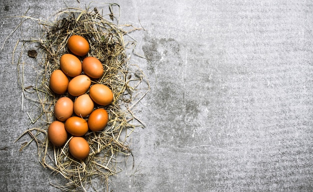 Un conjunto de huevos en el heno.