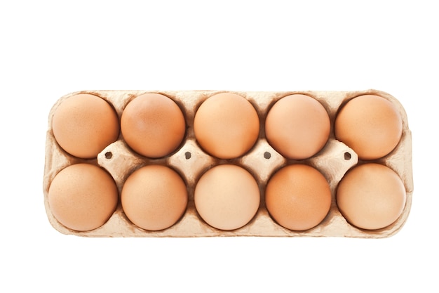 Conjunto de huevos marrones aislado sobre fondo blanco.