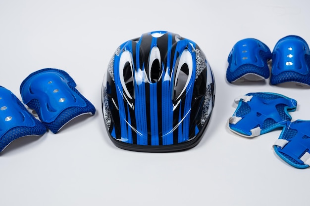 Foto conjunto infantil de protección para ciclismo monopatín patines casco