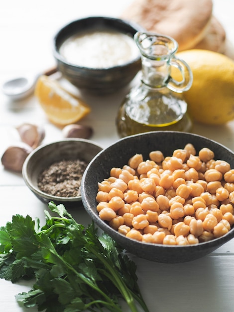 Conjunto de ingredientes para cocinar hummus tradicional casero. Copia espacio