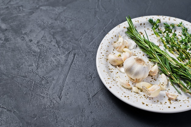 Conjunto de ingredientes para cocinar: romero, tomillo.