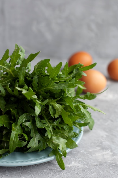 Conjunto de ingredientes para el desayuno: aragula fresca y huevos.