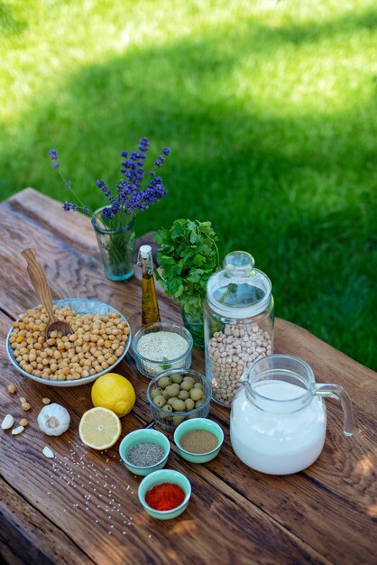 Conjunto de ingredientes para hummus en la mesa.