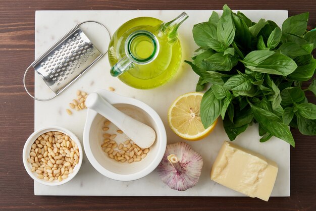 Foto conjunto de ingredientes para salsa pesto italiano tradicional causine aceite de oliva parmesano piñones