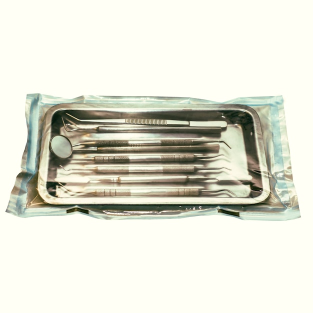 conjunto de instrumentos dentales después de la esterilización