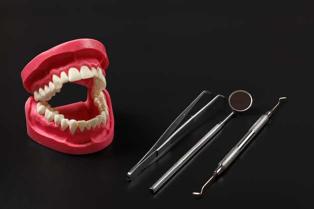 Conjunto de instrumentos dentales metálicos para el cuidado dental de los dientes.