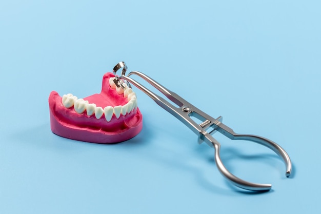 Conjunto de instrumentos dentales metálicos para el cuidado dental de los dientes.