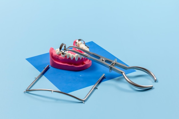 Conjunto de instrumentos dentales metálicos para el cuidado dental de los dientes.