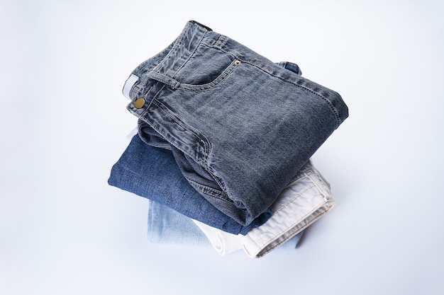 Un conjunto de jeans doblados aislado