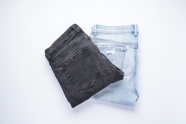 Un conjunto de jeans doblados aislados, planos laicos.