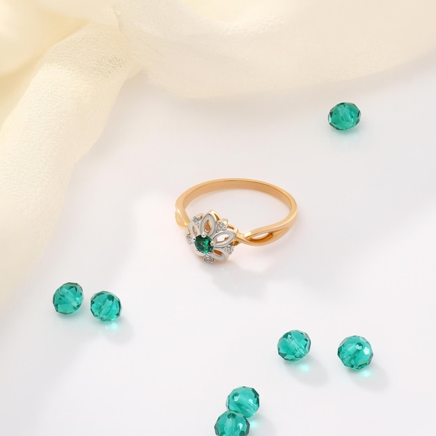 Conjunto de joyas elegantes Conjun to de joyas con piedras preciosas Accesorios de joyas Collaje de naturaleza muerta de producto
