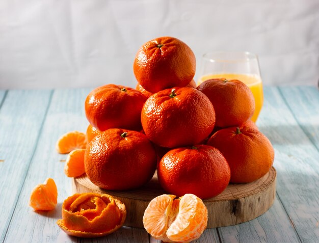 Conjunto de jugosas mandarinas. Concepto de comida saludable.