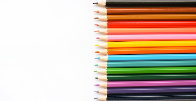 Un conjunto de lápices de colores aislados en un fondo blanco en formato de banner para texto