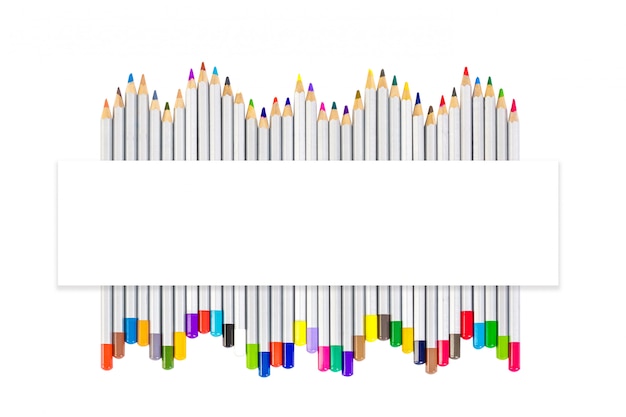 Conjunto de lápices de colores diferentes en blanco