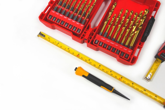 Conjunto de lápiz de caja de perforación y herramientas de construcción de ruleta de construcción de medición sobre fondo blanco