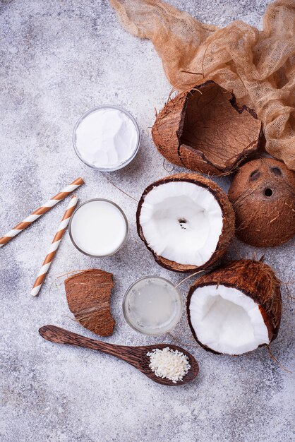 Conjunto de leche de coco, agua, aceite y virutas.