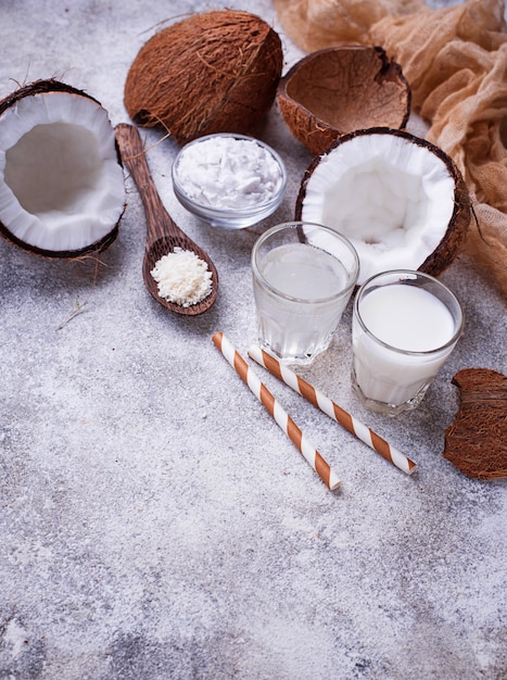 Conjunto de leche de coco, agua, aceite y virutas.