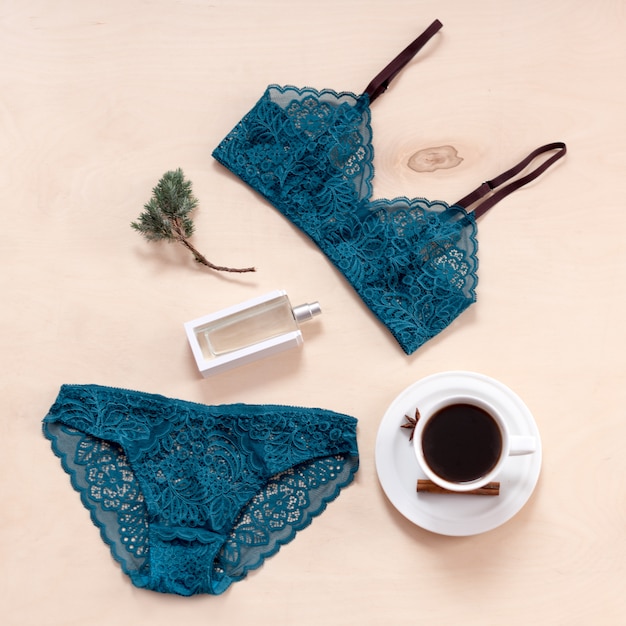 Foto conjunto de lencería elegante de encaje sexy con taza de café