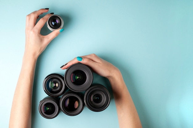 Conjunto de lentes fotográficas sobre un fondo azul.